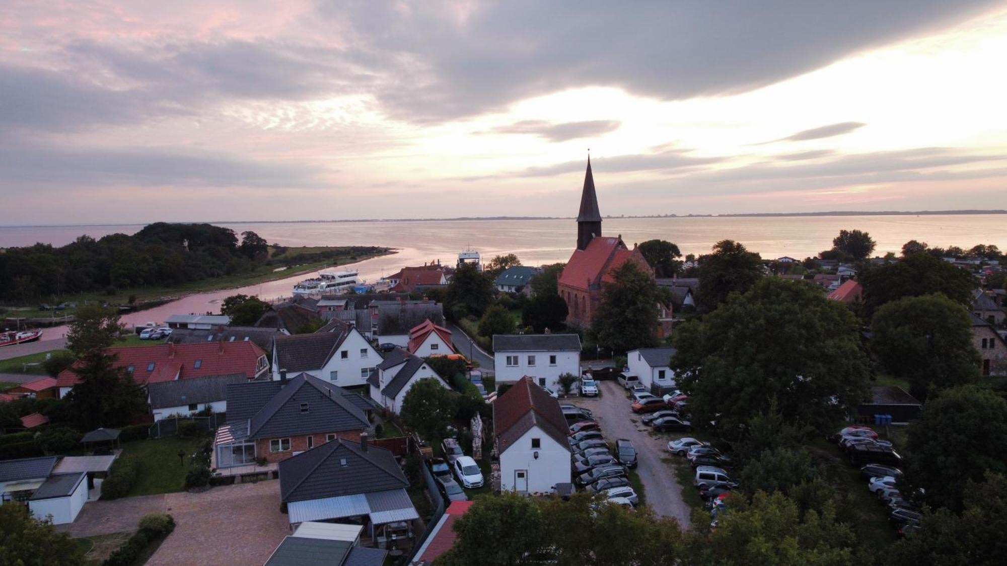 Ruegenferienhaus - Schaprode Hafen Esterno foto