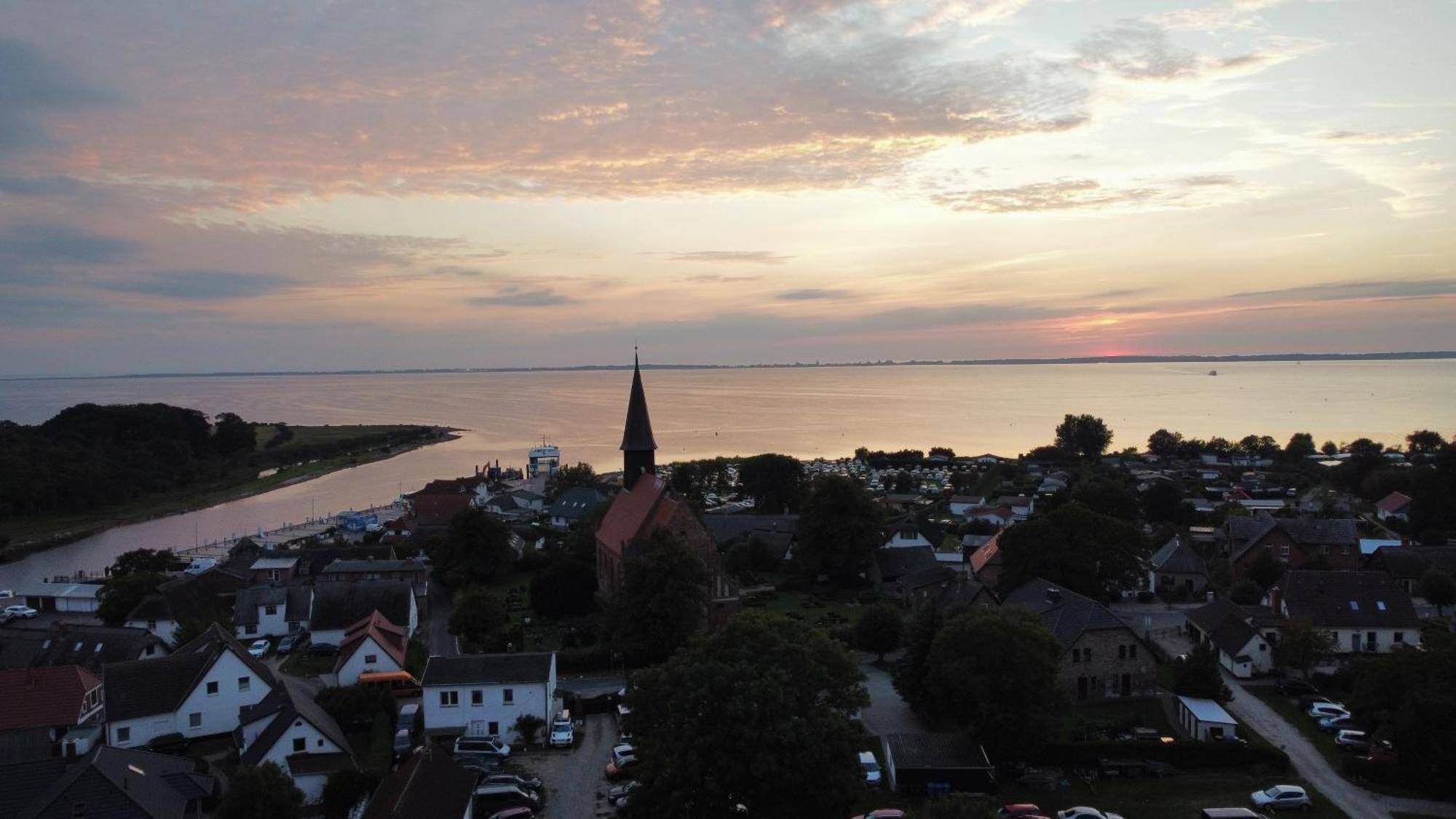 Ruegenferienhaus - Schaprode Hafen Esterno foto